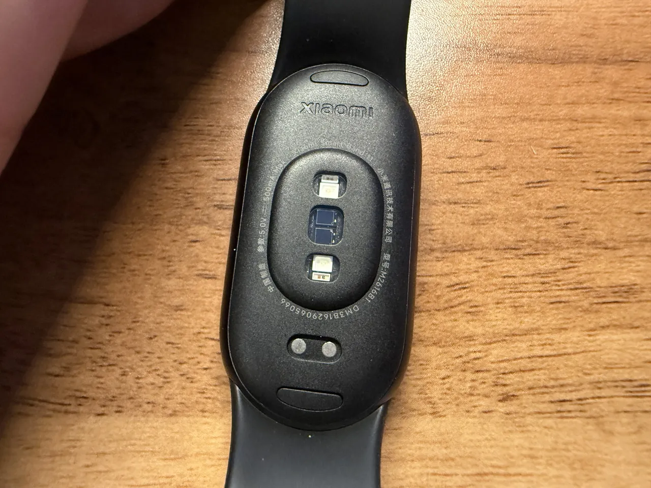 Xiaomi Smart Band 11の裏側端子