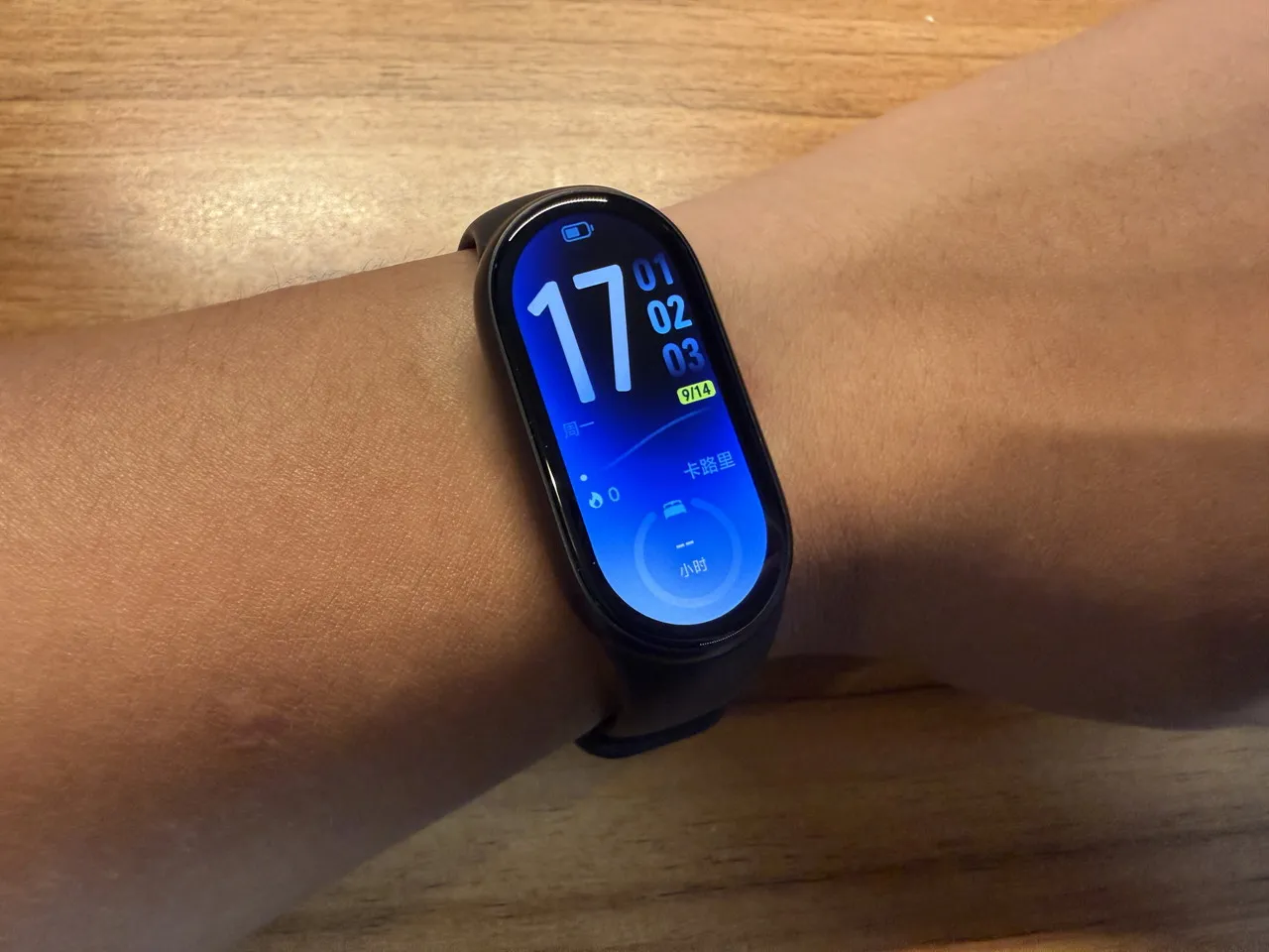 Xiaomi Smart Band 11を左腕に装着している