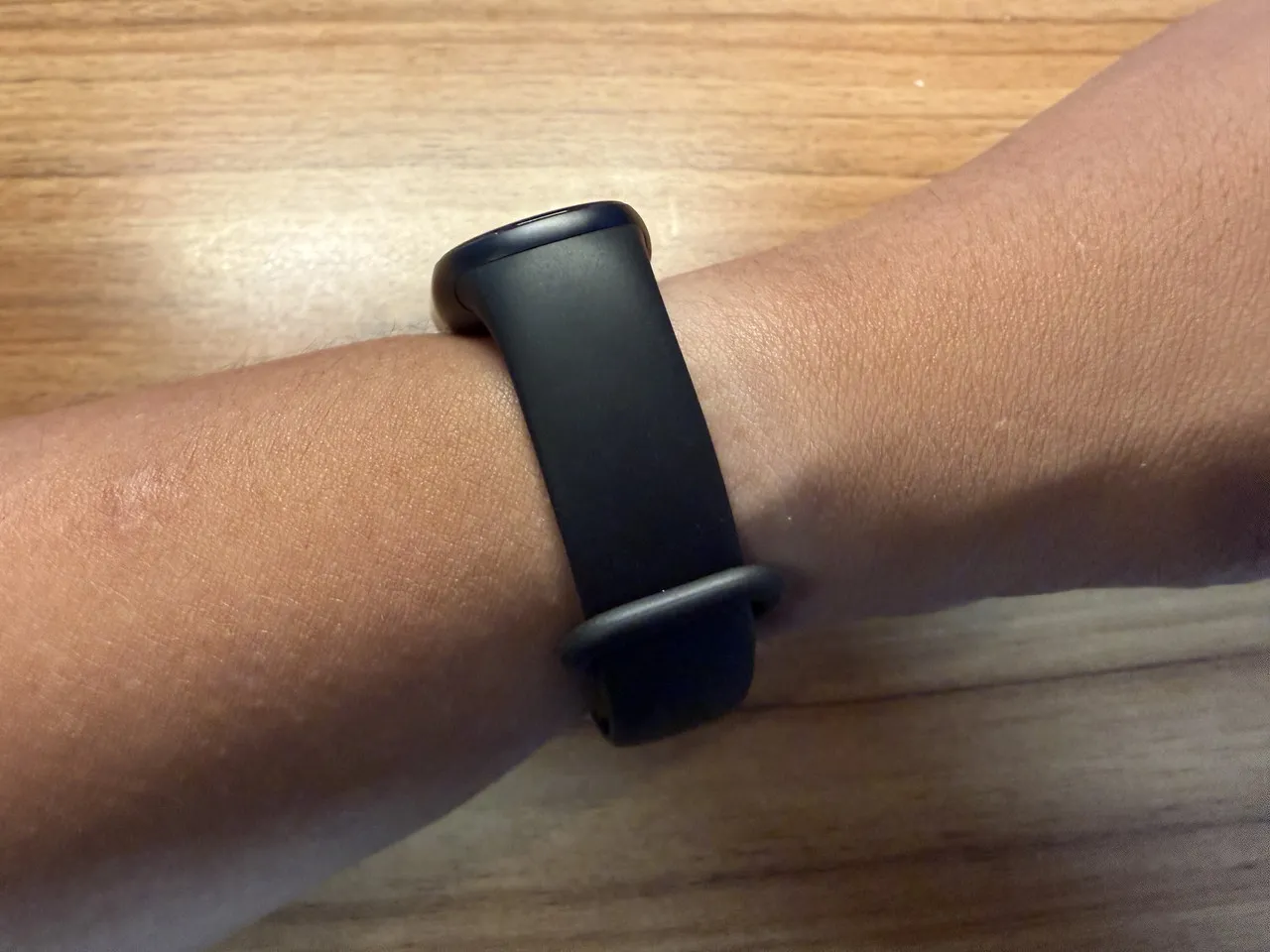 Xiaomi Smart Band 11を左腕に装着している(側面アングル)