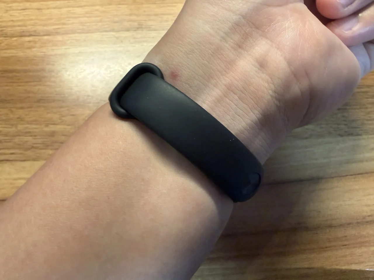 Xiaomi Smart Band 11を左腕に装着している(裏側アングル)