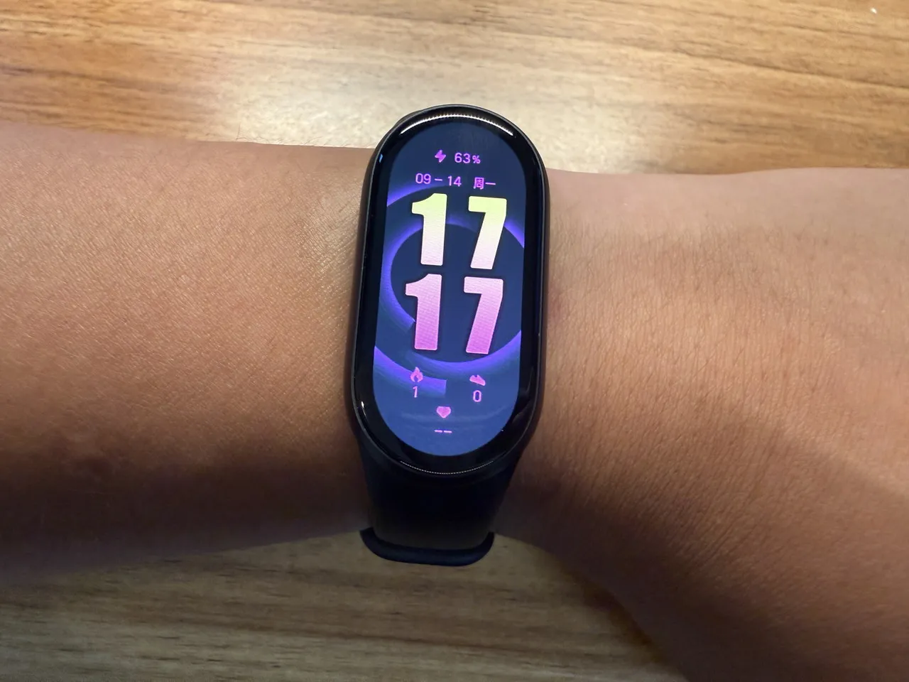 左腕に装着されたXiaomi Smart Band 11