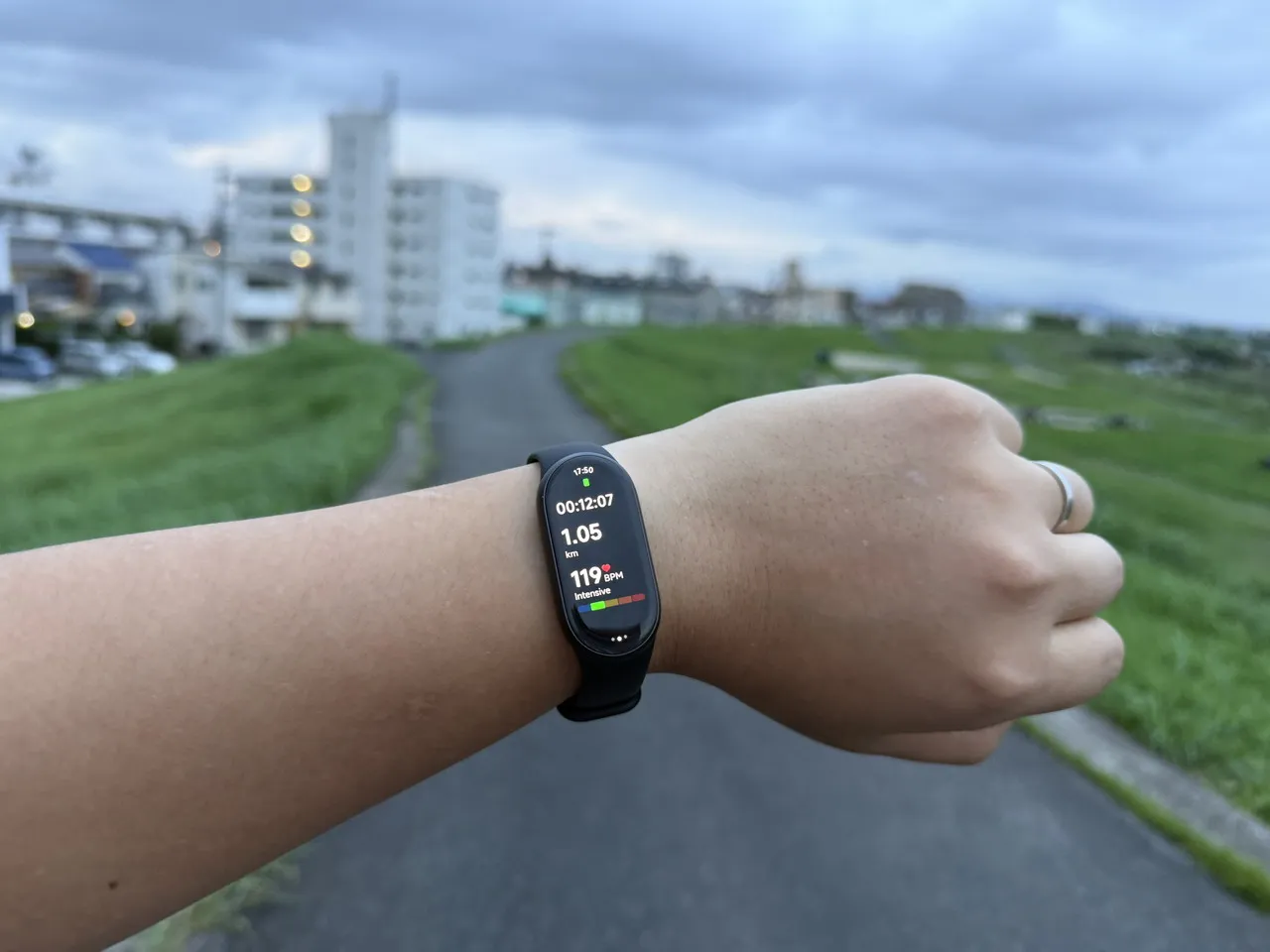 屋外でXiaomi Smart Band 11を装着している