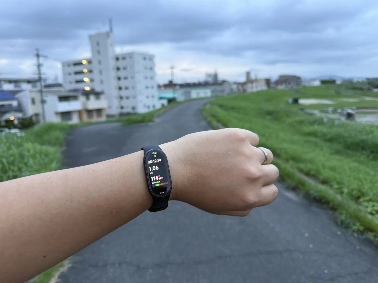 ウォーキングコースでXiaomi Smart Band 11を装着している