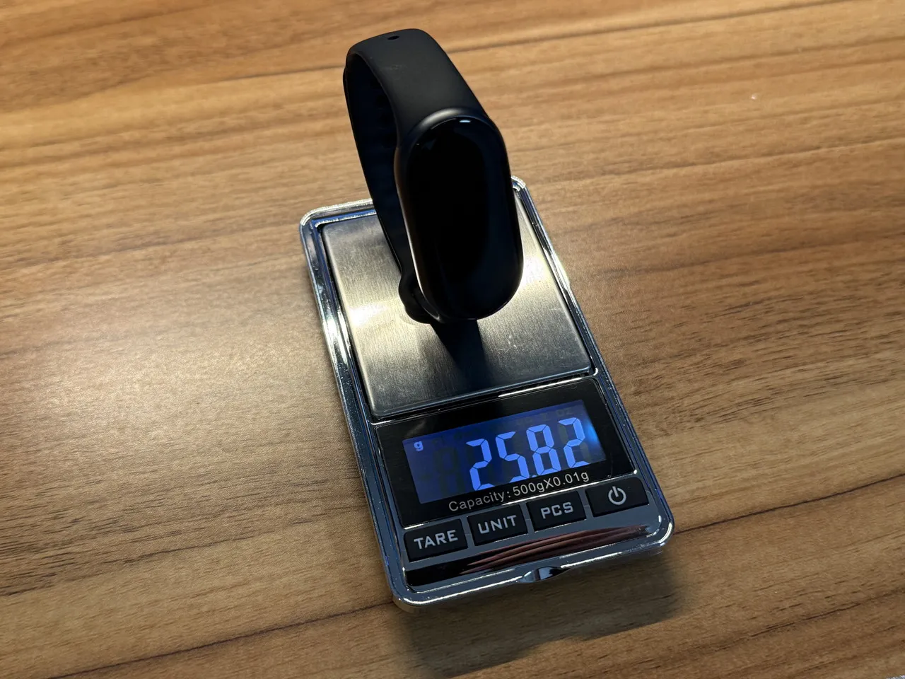 Xiaomi Smart Band 11の総重量を計量している