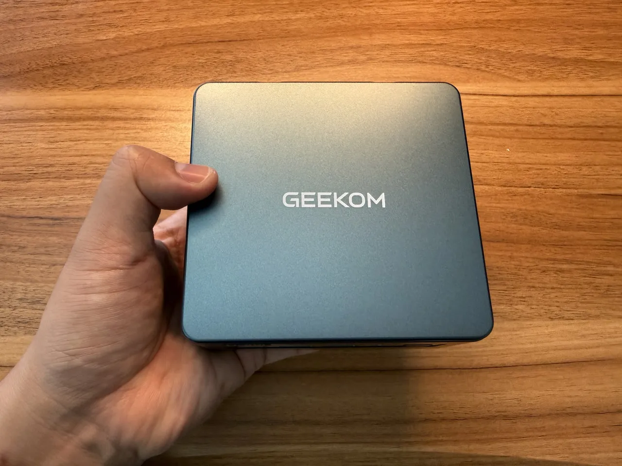 GEEKOM IT13 2026 Editionを手に持っている