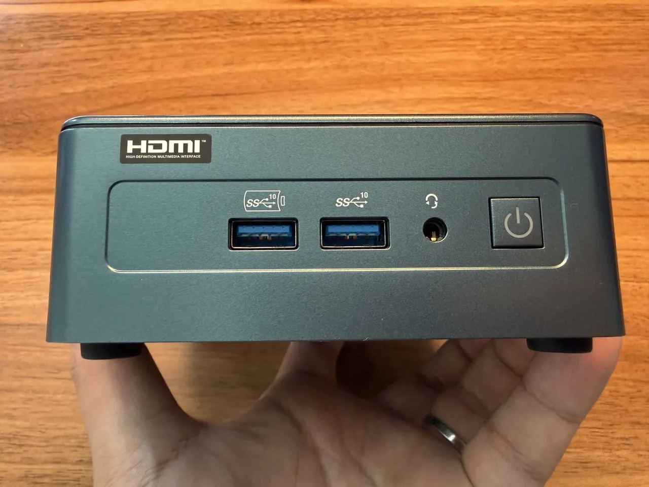 GEEKOM IT13 2026 Editionの正面インターフェース