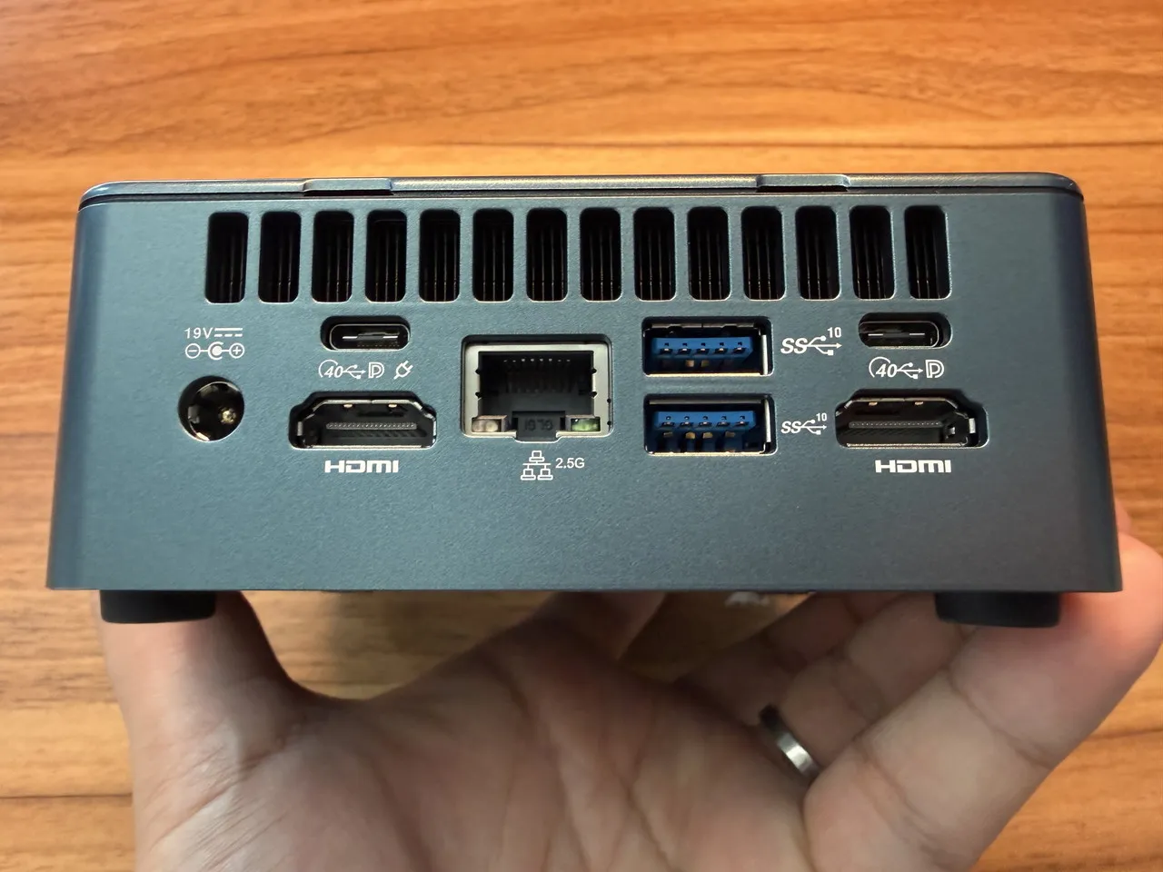 GEEKOM IT13 2026 Editionの背面インターフェース