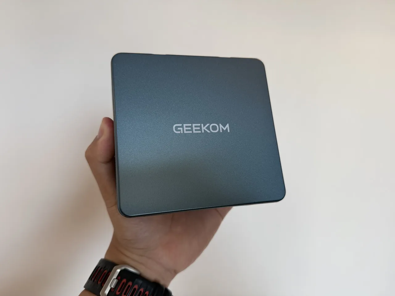 GEEKOM IT13 2026 Editionを手で掴んでいる