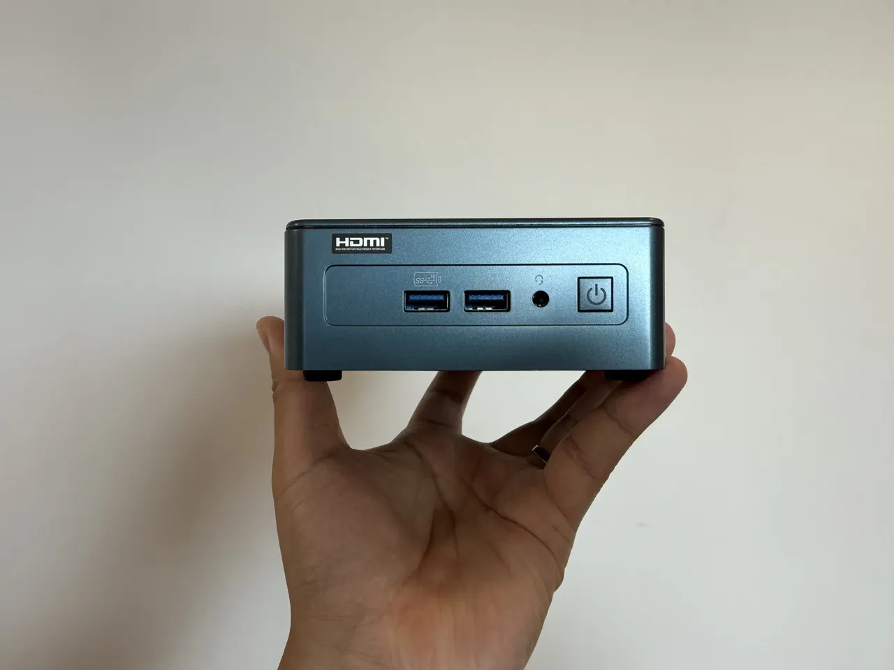 GEEKOM IT13 2026 Editionを手に載せている