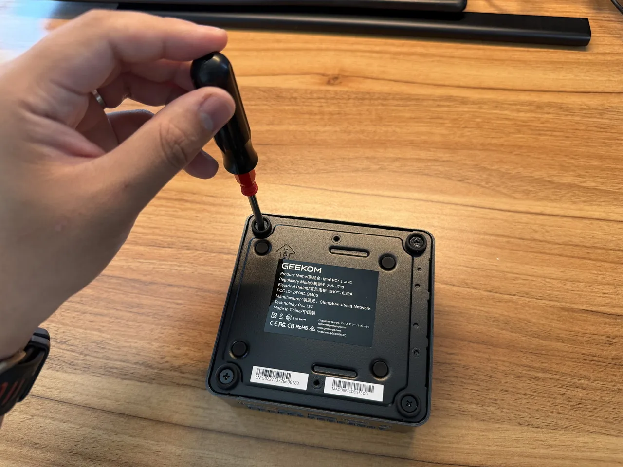 GEEKOM IT13 2026 Edition底部のネジをドライバーで外している