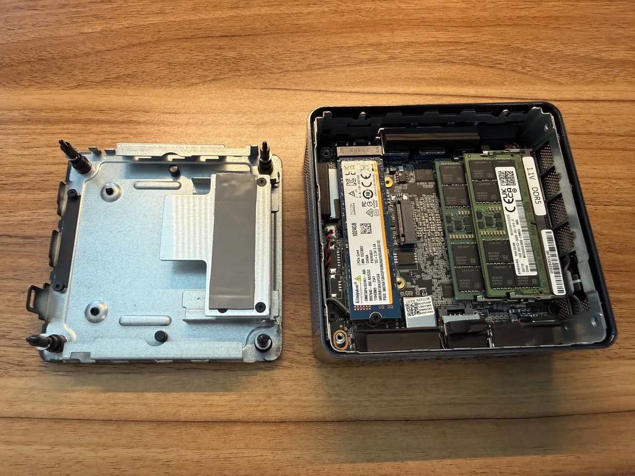 GEEKOM IT13 2026 Edition底部のフタを外した