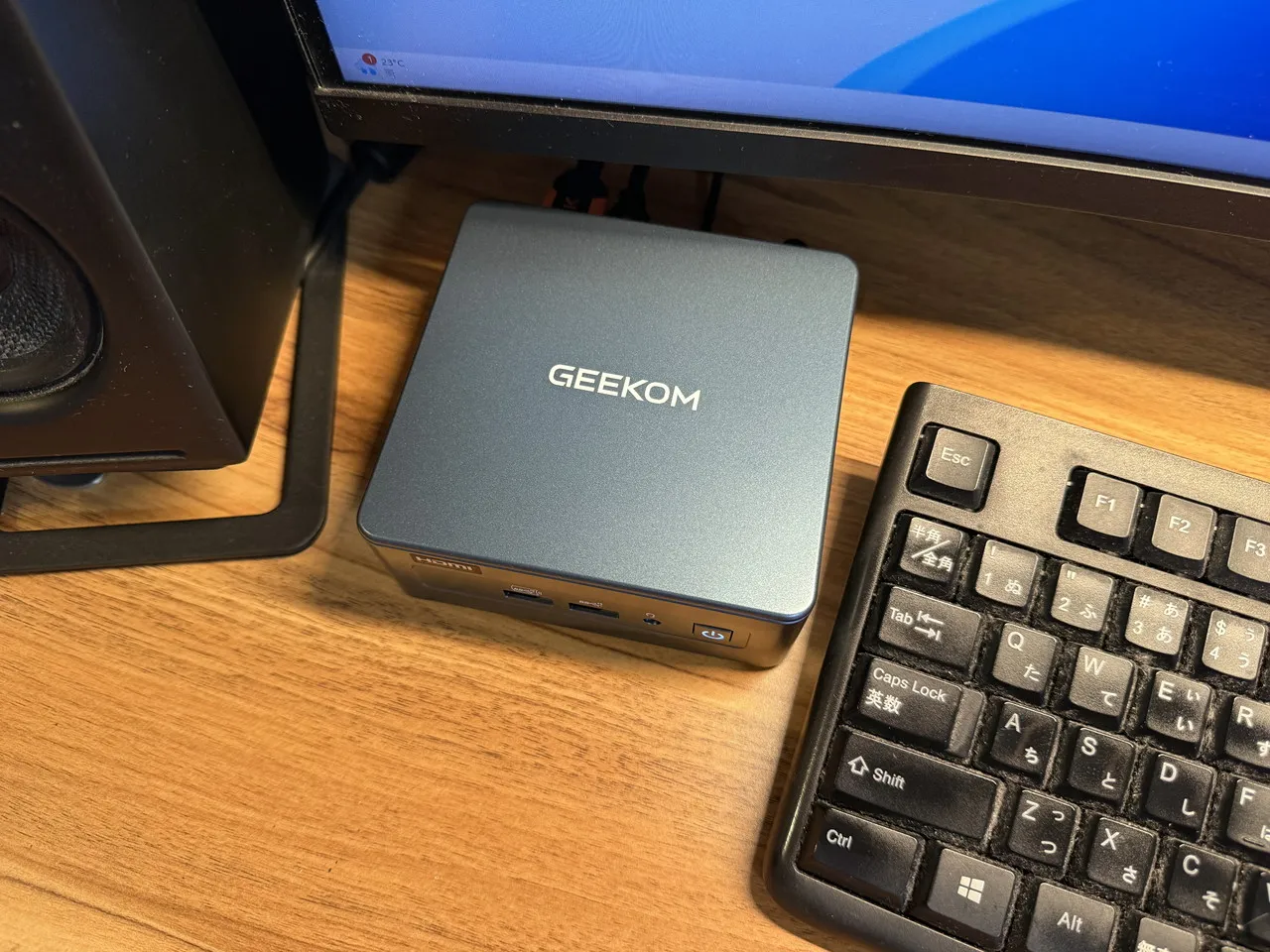 デスク上で接続されたGEEKOM IT13 2026 Edition
