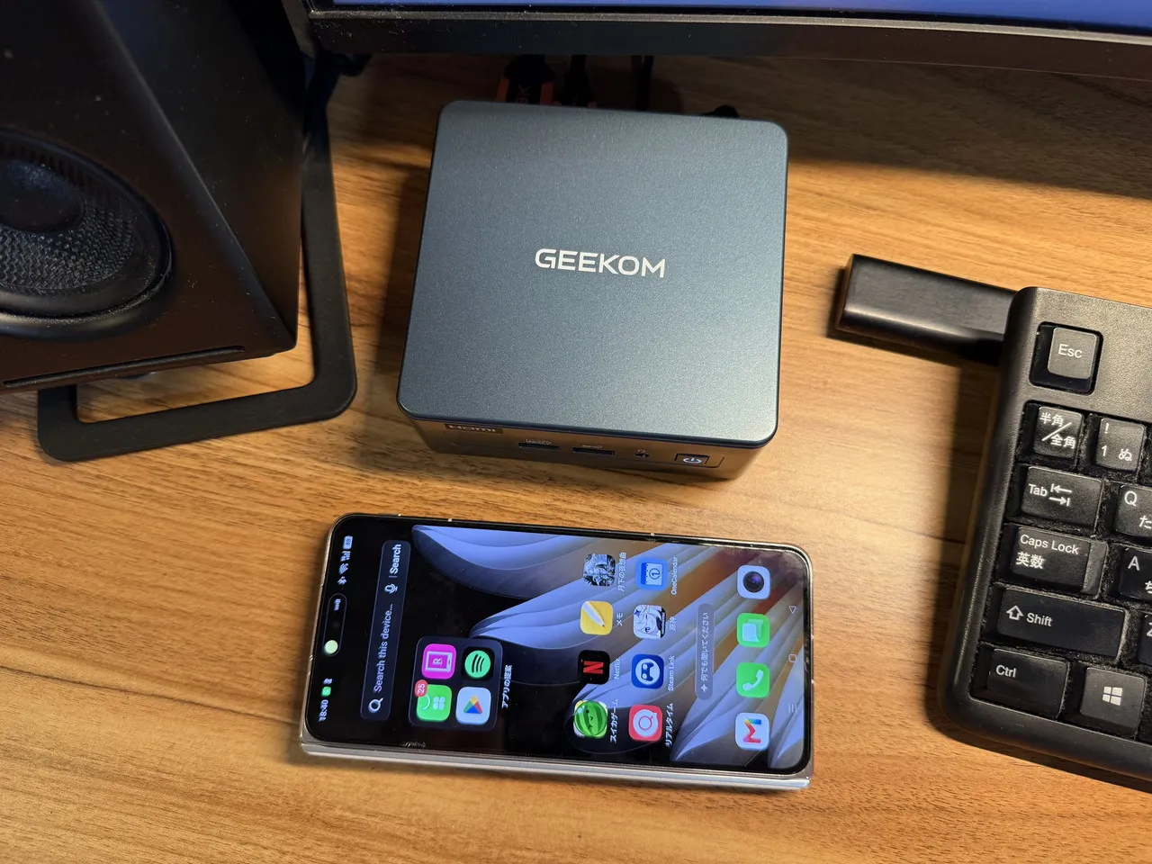 GEEKOM IT13 2026 Editionとスマホを並べている