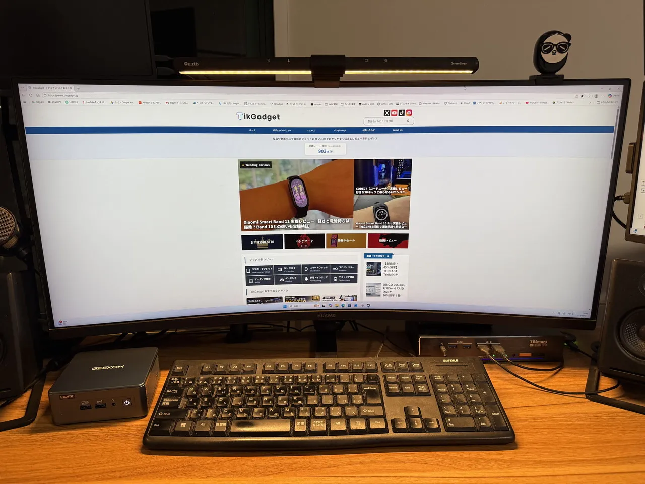 GEEKOM IT13 2026 Editionをモニターに繋いで作業している