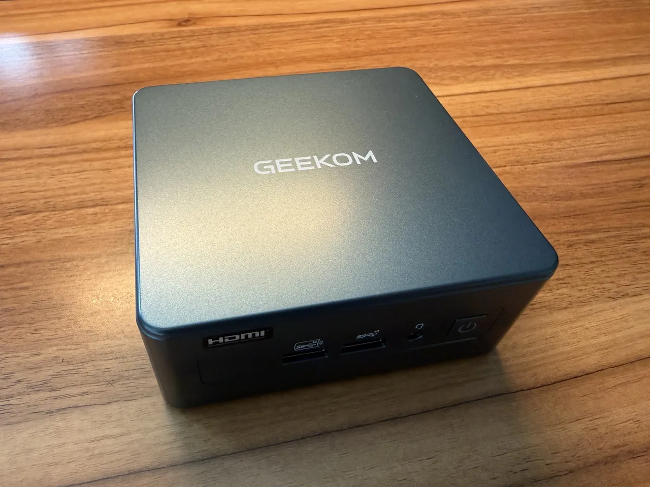 GEEKOM IT13 2026 Editionの天板光沢