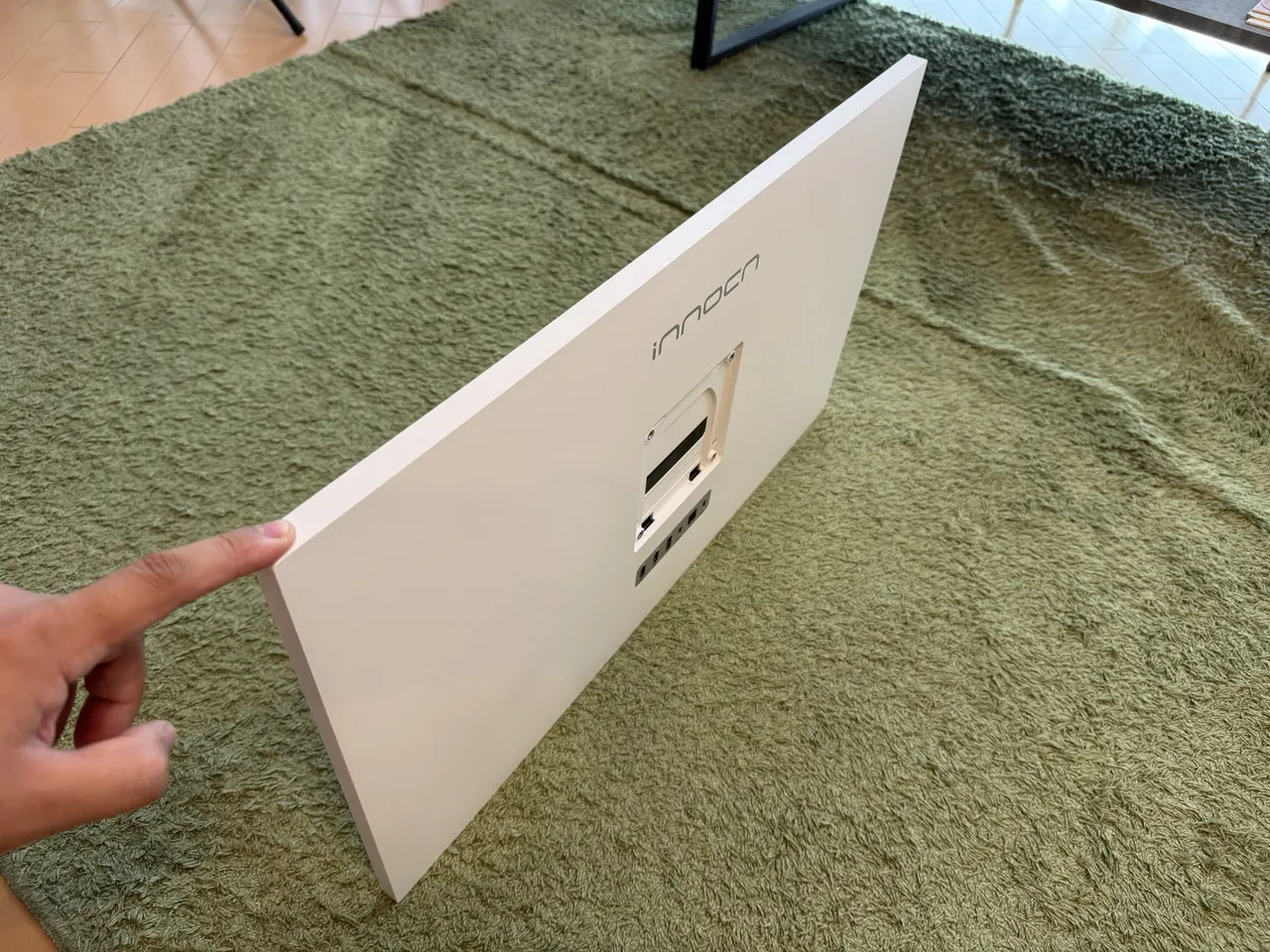 INNOCN CB27U1のモニター本体部を立てている