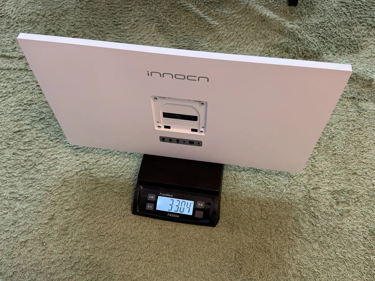 INNOCN CB27U1のモニター本体部を計量している