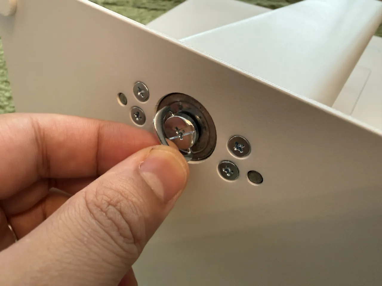 ベース下部のネジを指で摘まんでいる