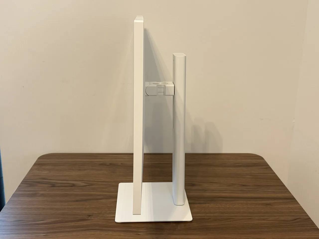 INNOCN CB27U1の外観(側面アングル)