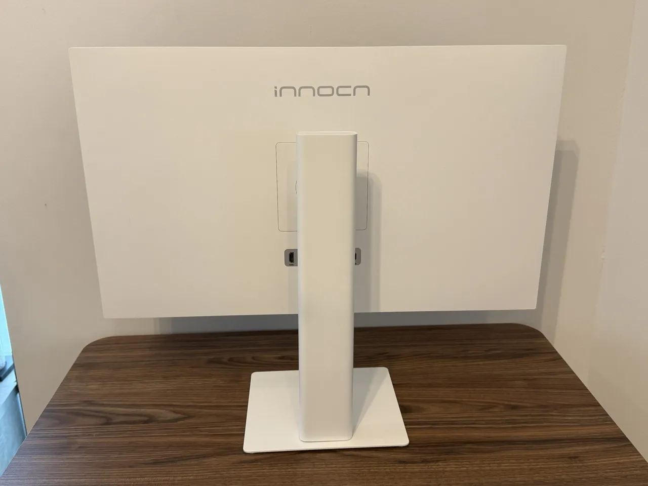 INNOCN CB27U1をデスク上に設置した(背面アングル)