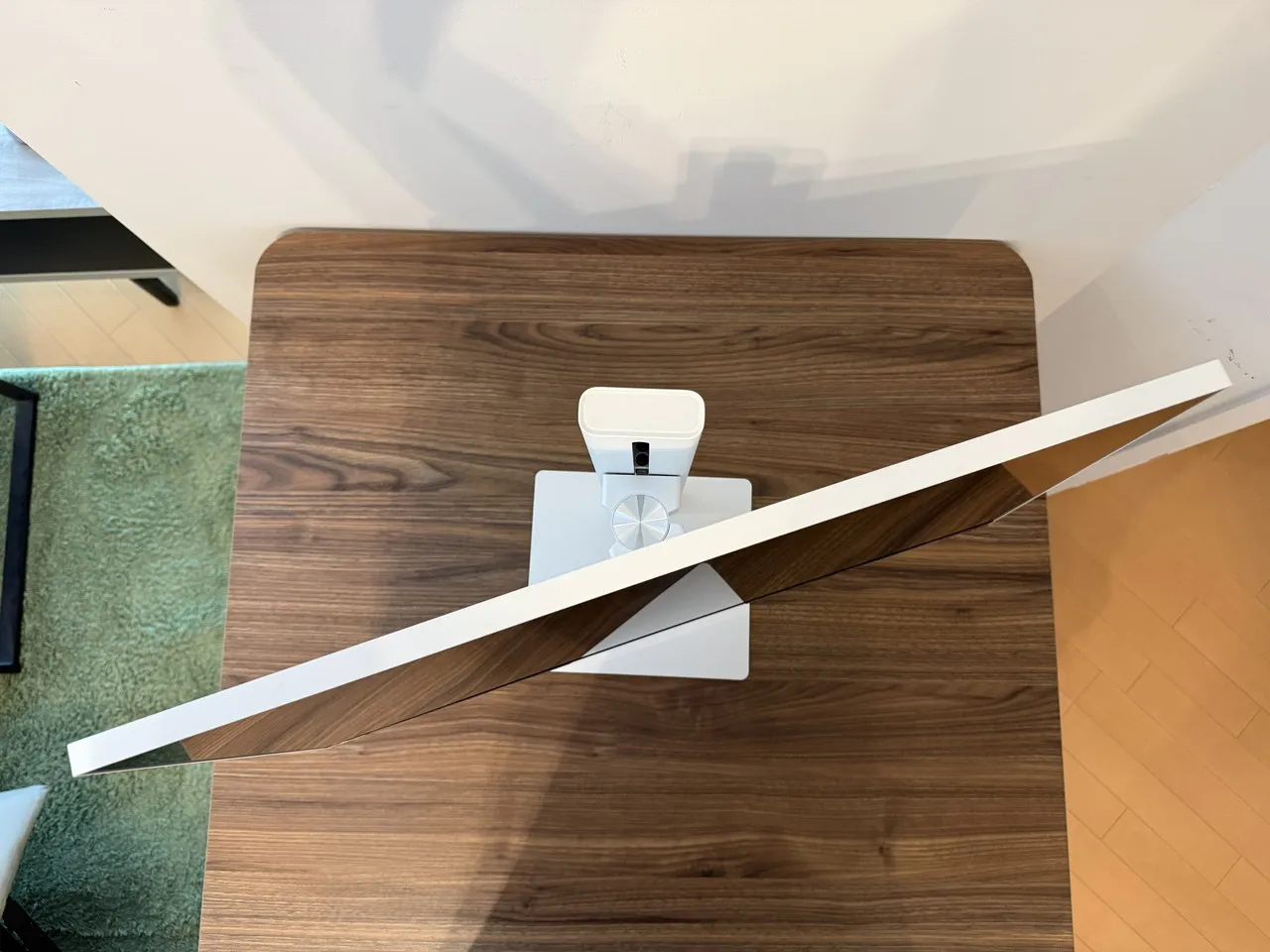 INNOCN CB27U1のモニターを右に向けている