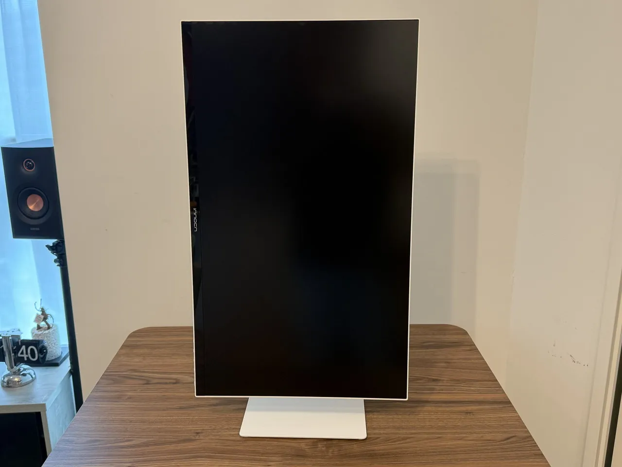 INNOCN CB27U1のモニターを縦向きにしている(正面アングル)