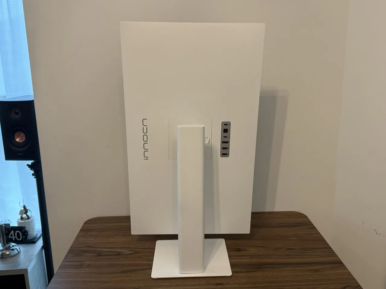 INNOCN CB27U1のモニターを縦向きにしている(背面アングル)