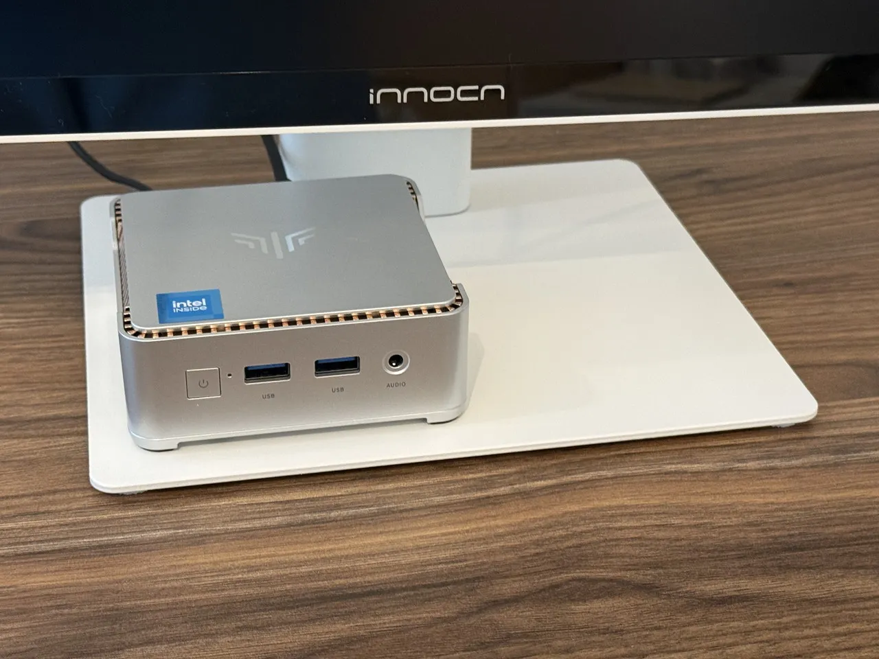 ベースの上にミニPCを載せている
