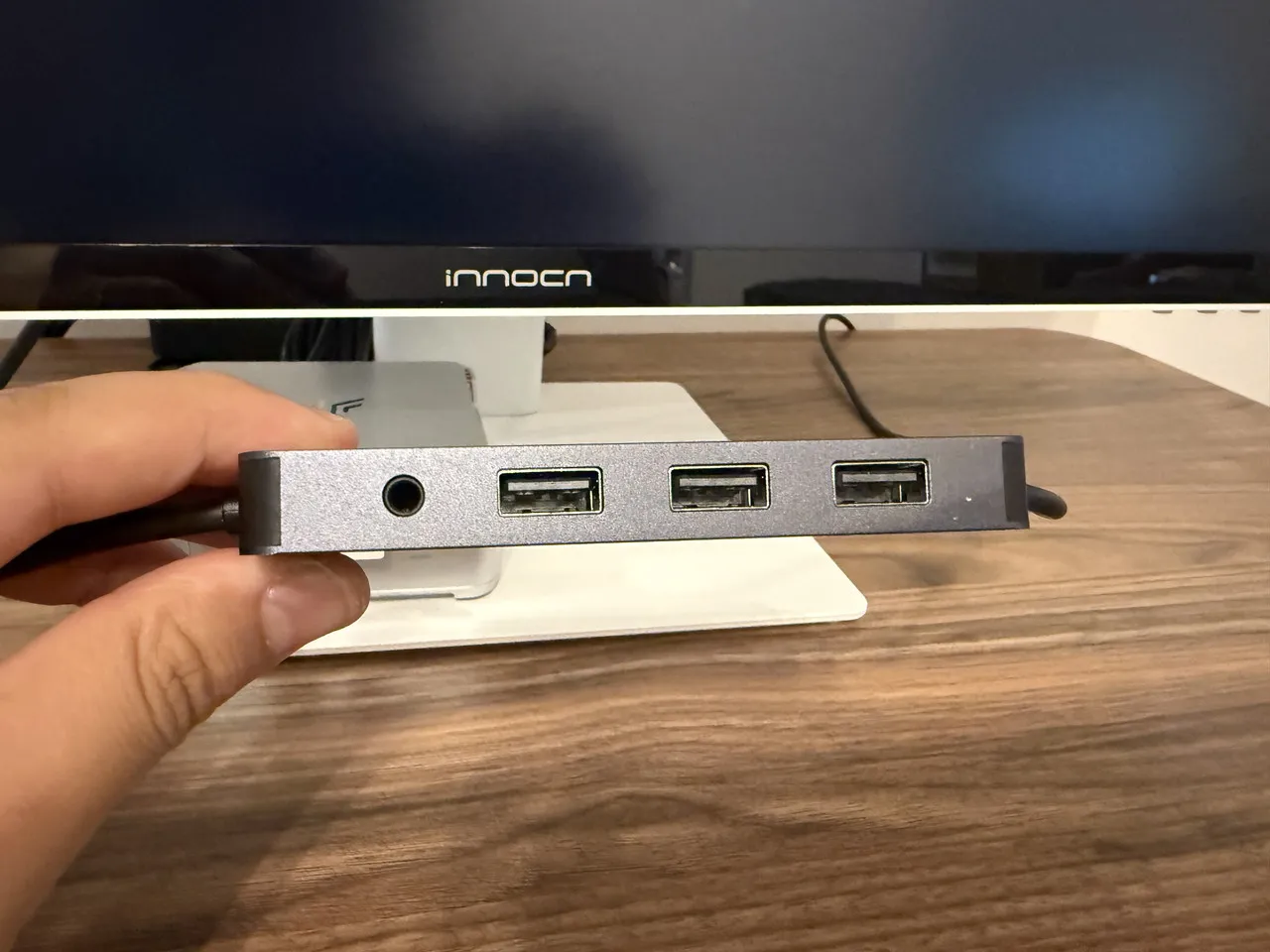 専用USBハブをモニターに接続した