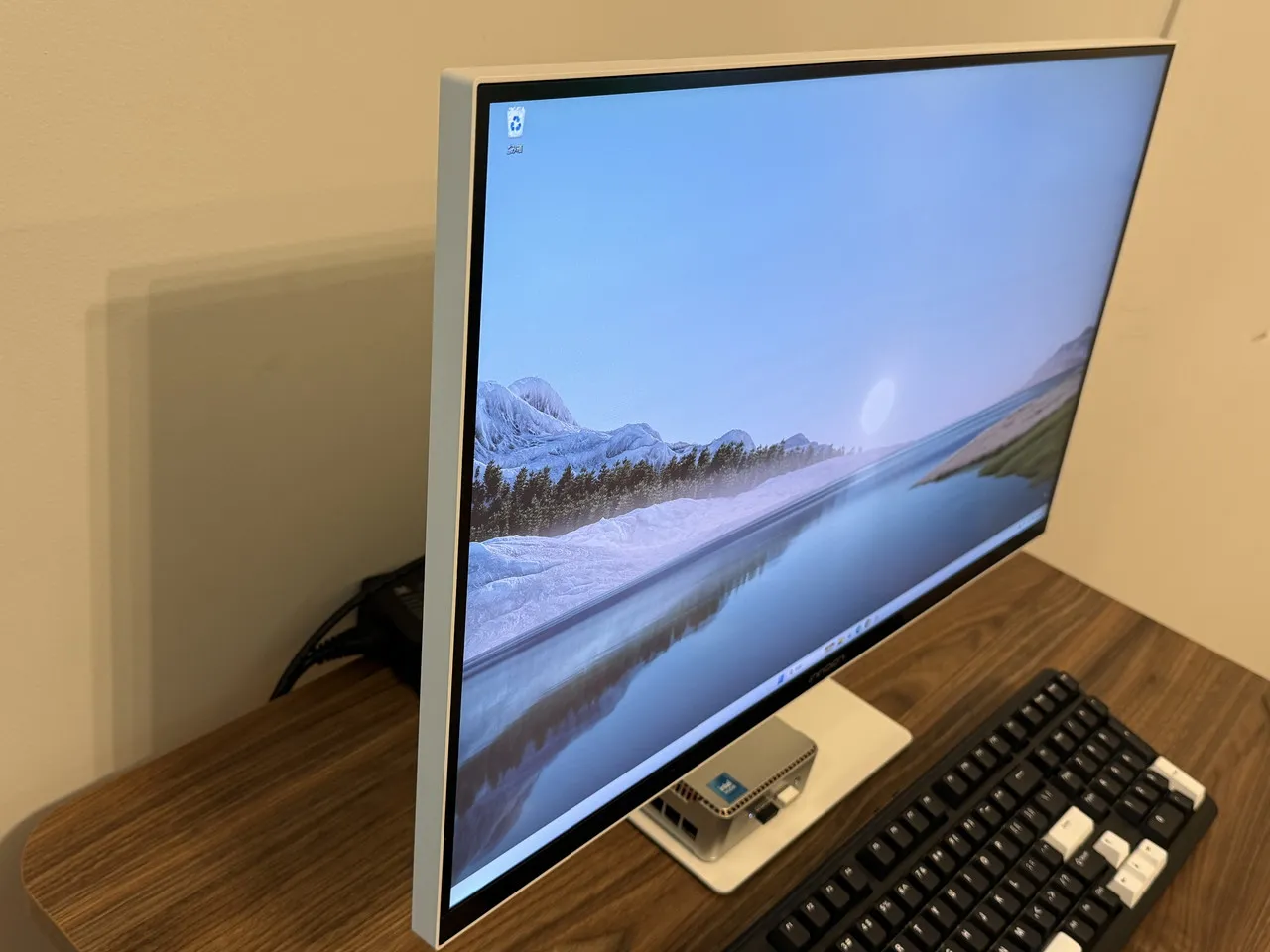INNOCN CB27U1の画面を左から見ている
