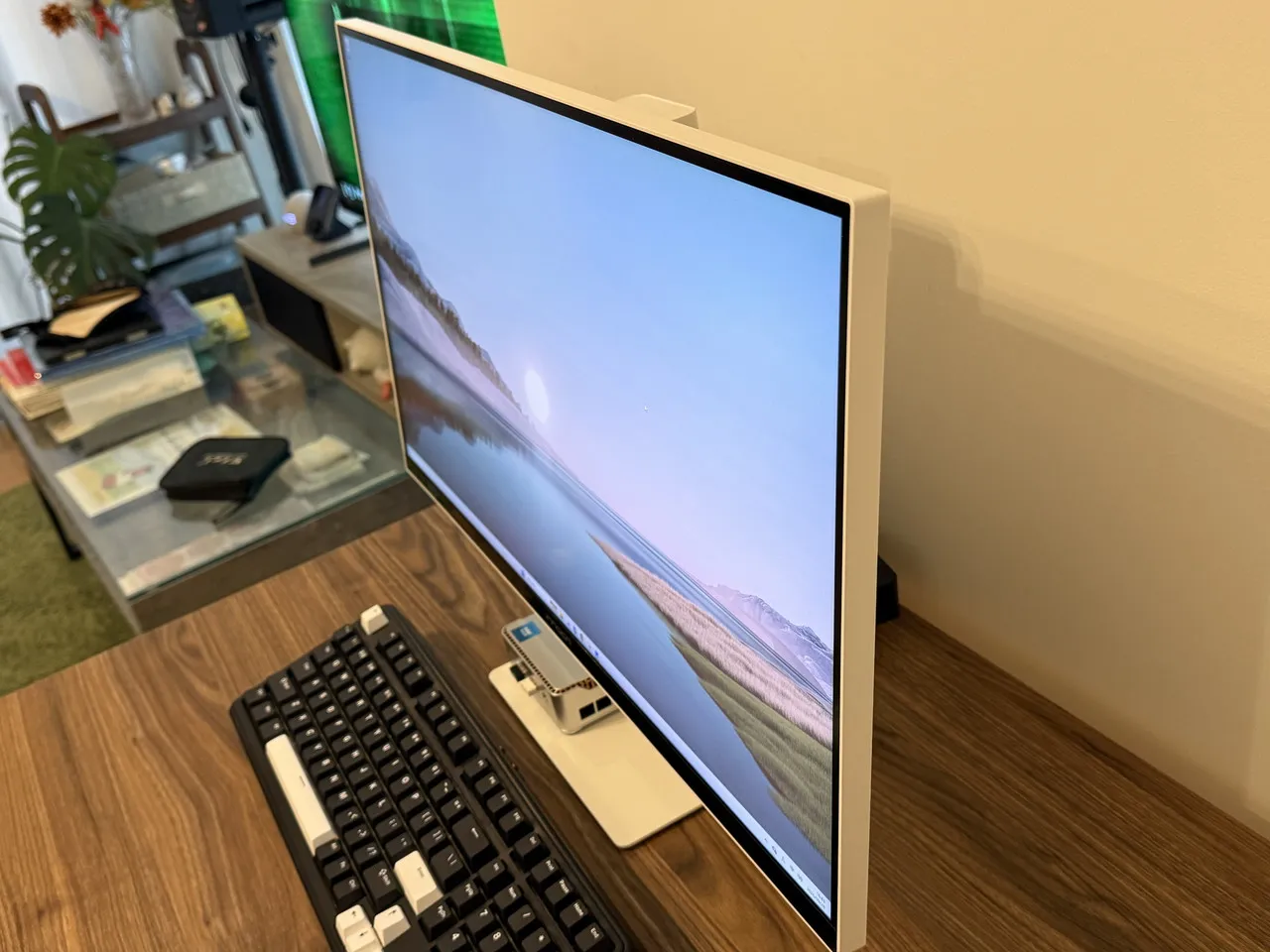 INNOCN CB27U1の画面を右から見ている