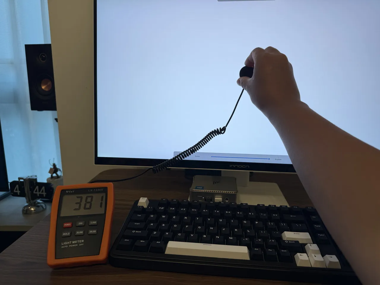 デジタルルクスメーターで画面中央の明るさを測定している