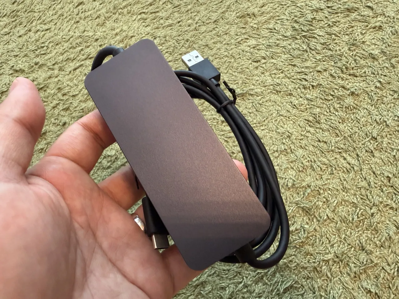 専用USBハブを手に持っている