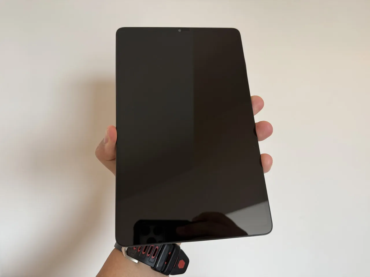 TECLAST T60Miniを手で掴んで持っている