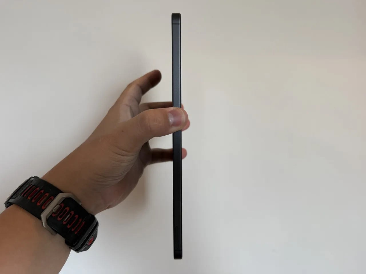 TECLAST T60Miniの厚みを確認している