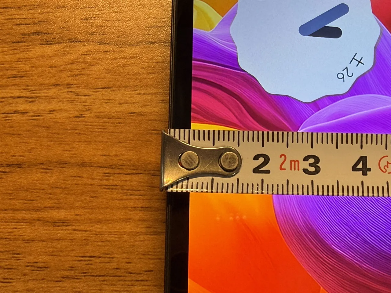 TECLAST T60Miniの側面ベゼル幅を測定している