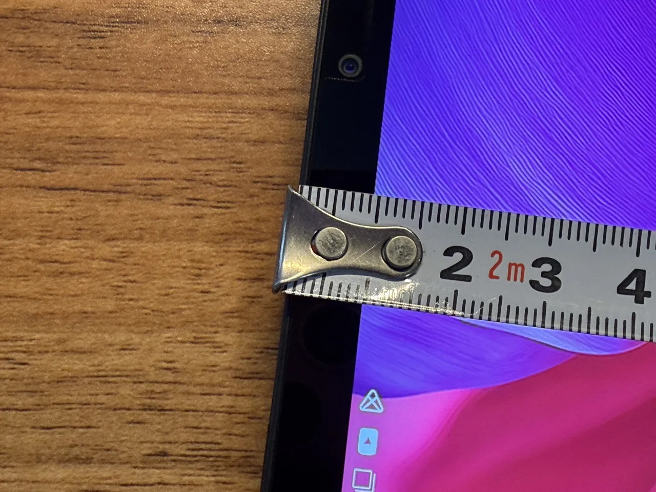 TECLAST T60Miniの上端ベゼル幅を測定している