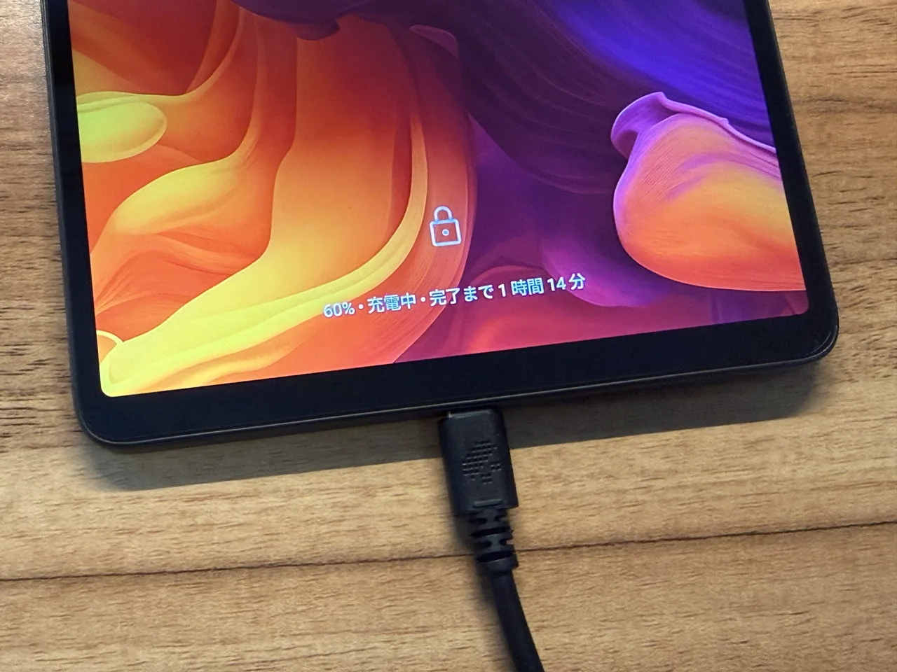 TECLAST T60Miniを有線充電している