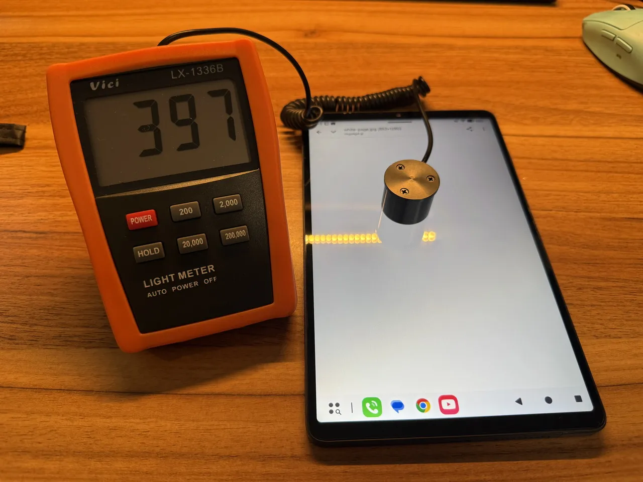 デジタルルクスメーター「Vici LX1336B」で画面の明るさを測定している