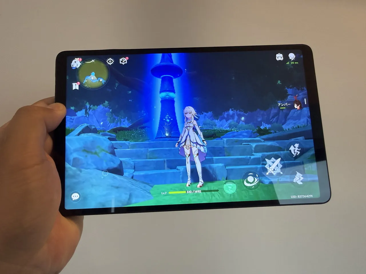 原神を表示しているTECLAST T60Miniを手に持っている