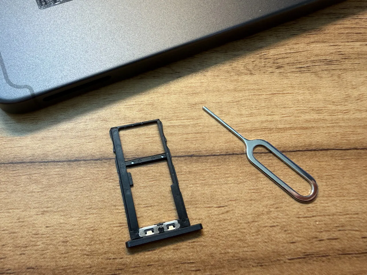 TECLAST T60Miniのカードスロットを開いた
