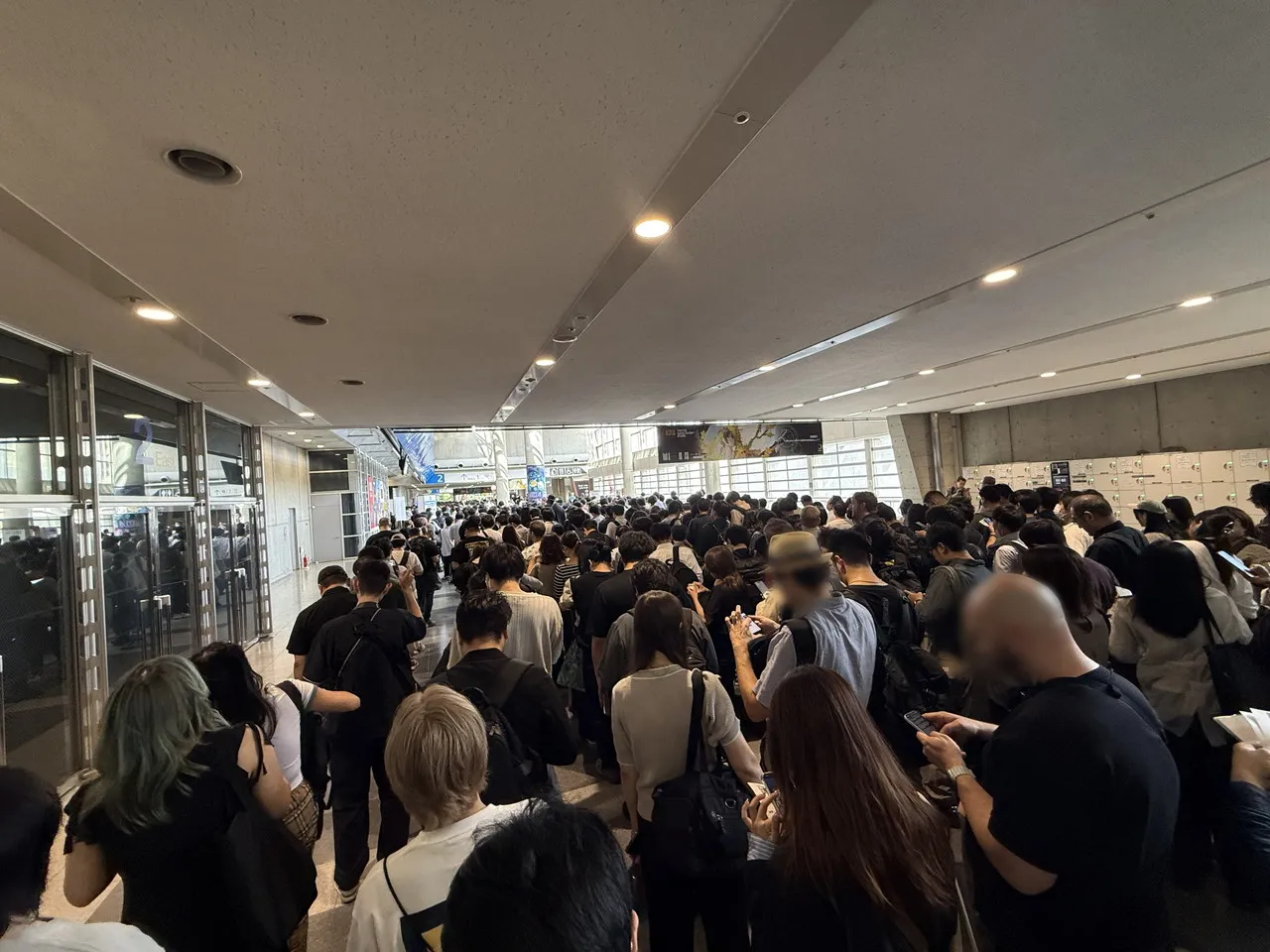 入場手続き後も多くの来場者で埋まっていた会場内の通路