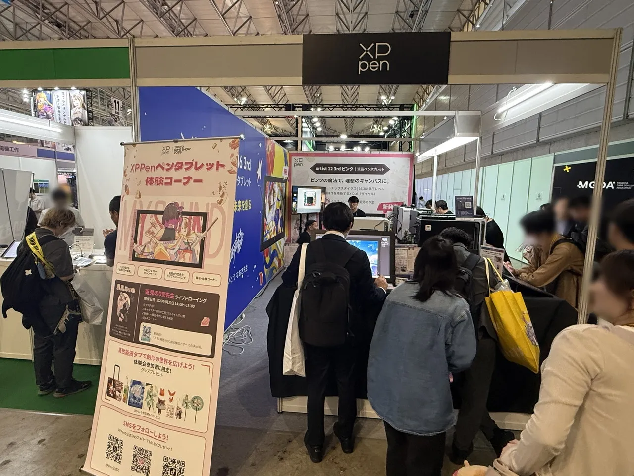 液晶ペンタブレットなどを体験する来場者でにぎわうXPPenブース