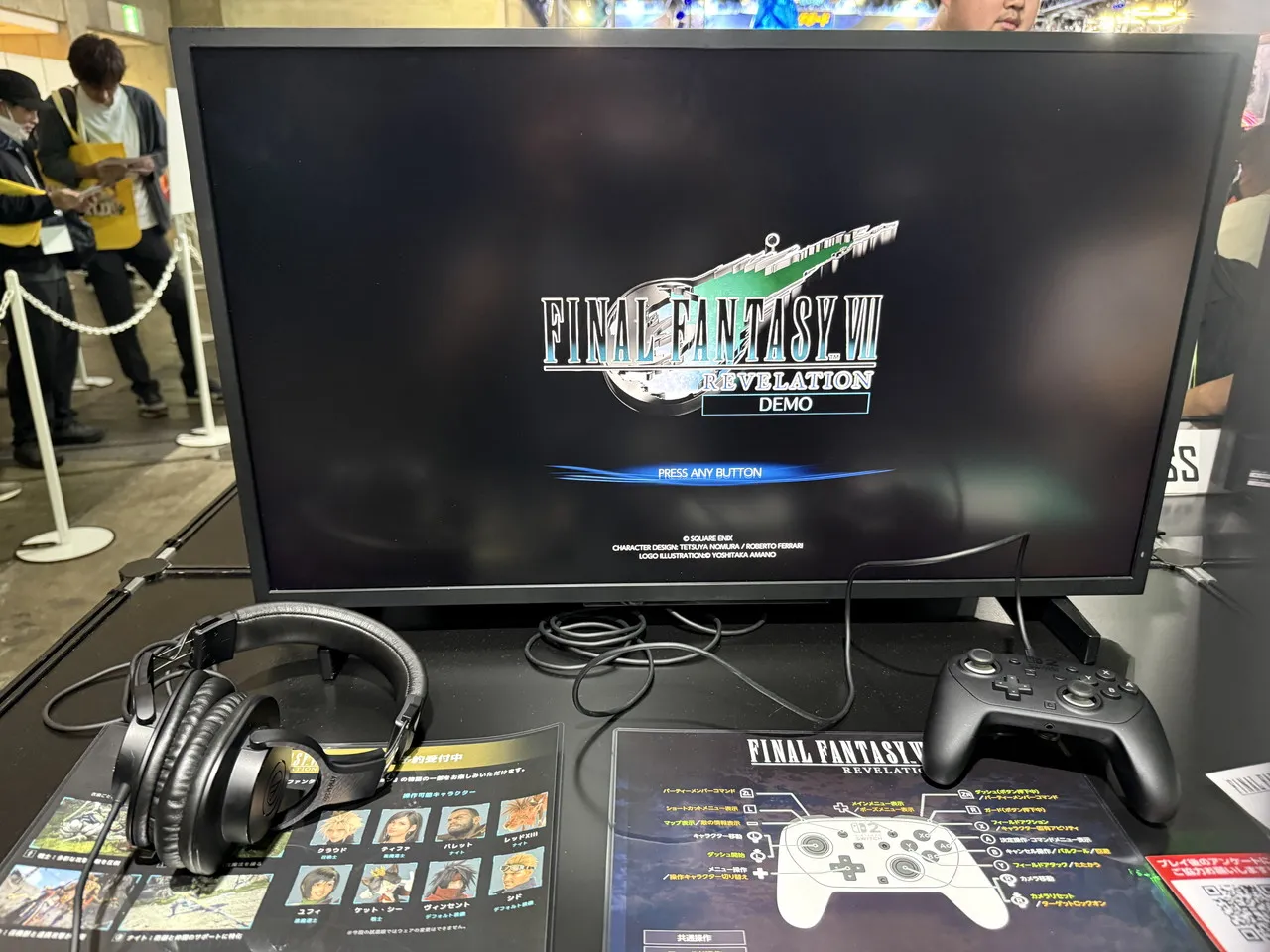 FFVII リベレーションのデモ画面とコントローラー、操作説明が用意された試遊台