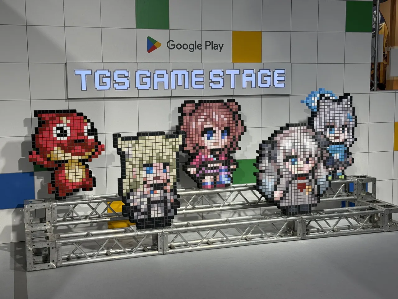 ドット絵のキャラクターが並ぶGoogle Play TGS GAME STAGEの展示