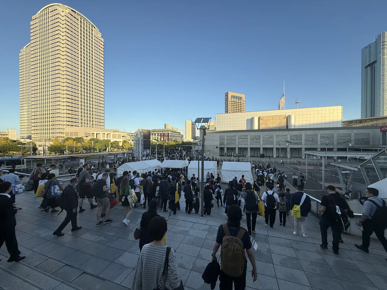 夕方の幕張メッセから、展示を見終えた来場者たちが帰路につく様子