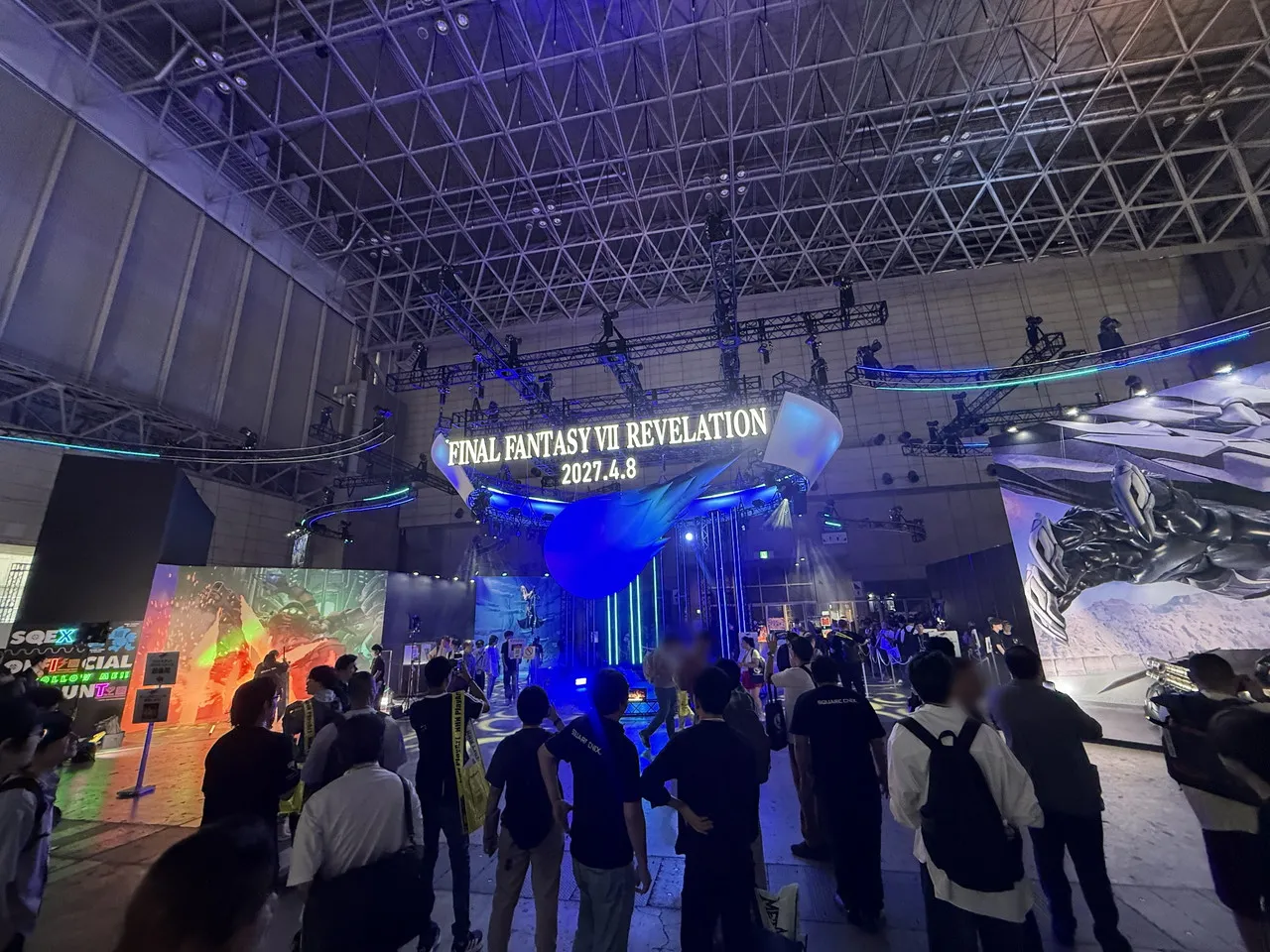 ファイナルファンタジーVII リベレーションの大型看板と青い照明に彩られた会場展示