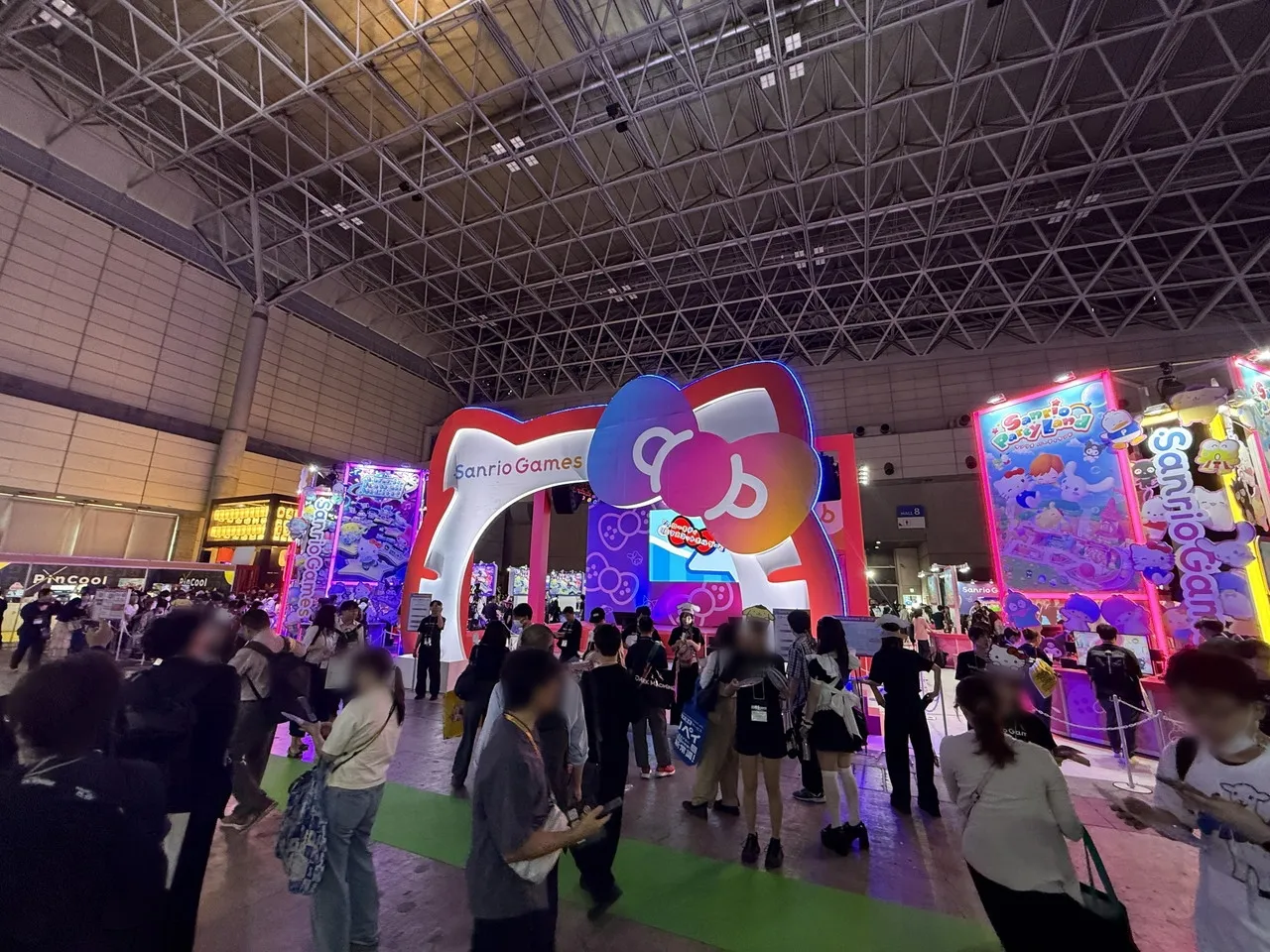 サンリオキャラクターの装飾とカラフルなステージが広がるSanrio Gamesブース