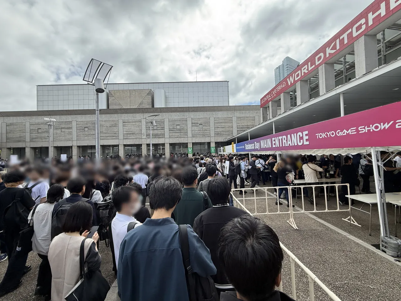 TGS2026ビジネスデイ初日の朝、幕張メッセの入場口前に並ぶ来場者