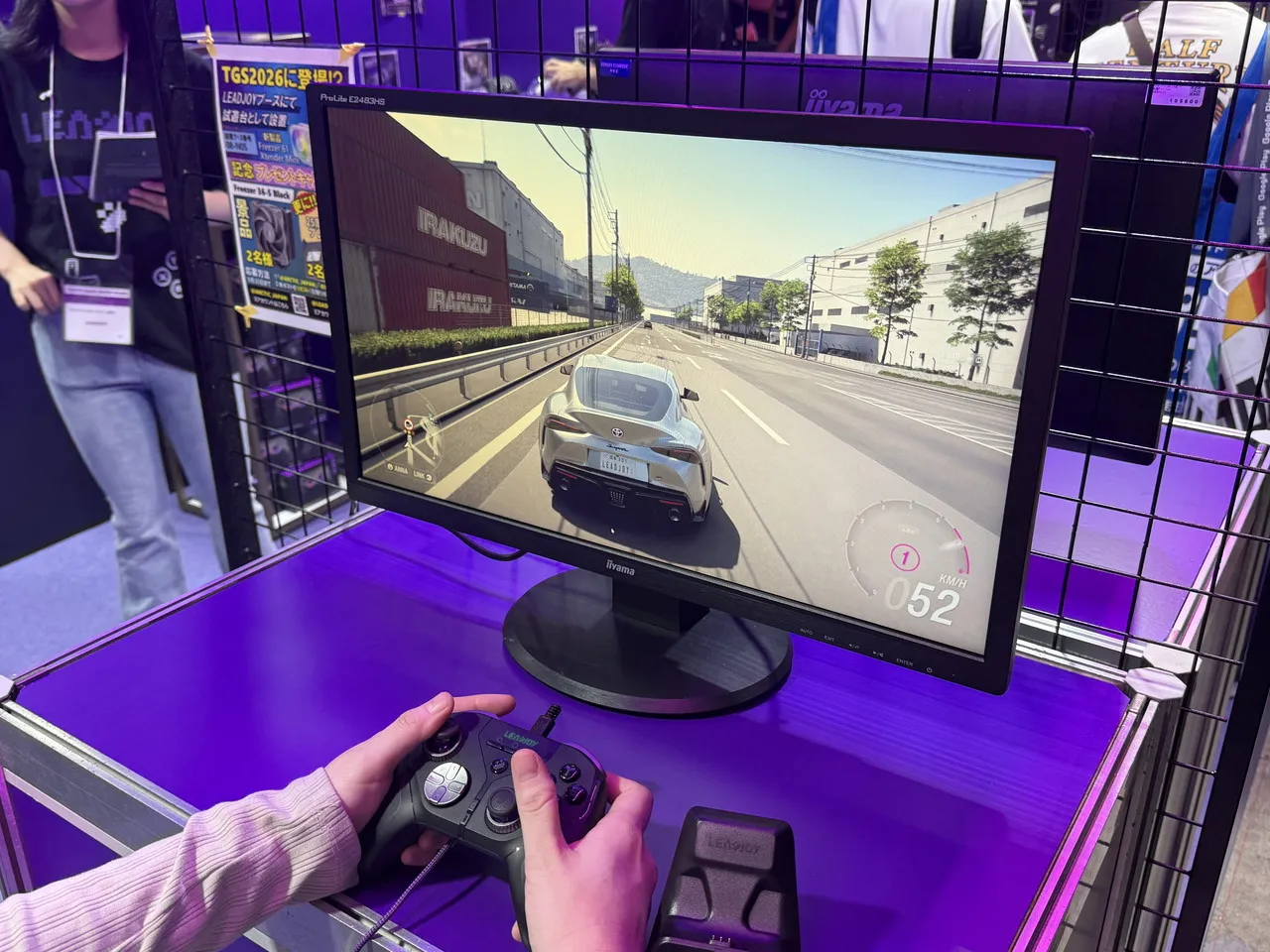 LeadJoyのゲームパッドを手に持ってレースゲームを試す様子